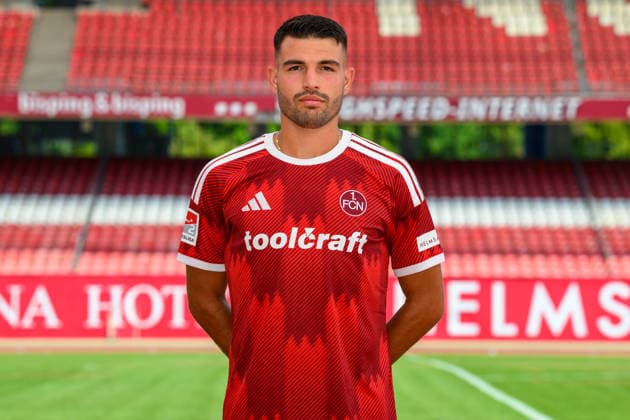 30.07.2026 - 1. FC Nürnberg FCN ( Club ) - 2. Fussball Bundesliga BL - Saison 2026 2027 - Fototermin Porträttermin Vorstellung Präsentation Pressetermin - - xwoxzix - Einzelbild Einzelfoto Portrait Porträt Kopfbild - Alexios Kalogeropoulos (4, 1. FC Nürnberg FCN ) *** July 30, 2026 1 FC Nuremberg FCN Club 2 Soccer Bundesliga BL 2026–2027 Season Photo Shoot Portrait Session Introduction Presentation Press Event xwoxzix Single Image Individual Photo Portrait Headshot Alexios Kalogeropoulos 4, 1 FC Nuremberg FCN
