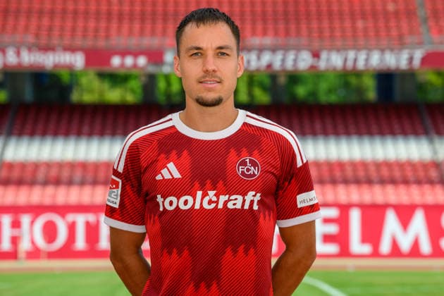 30.07.2026 - 1. FC Nürnberg FCN ( Club ) - 2. Fussball Bundesliga BL - Saison 2026 2027 - Fototermin Porträttermin Vorstellung Präsentation Pressetermin - - xwoxzix - Einzelbild Einzelfoto Portrait Porträt Kopfbild - Julian Justvan (10, 1. FC Nürnberg FCN ) *** July 30, 2026 1 FC Nuremberg FCN Club 2 Soccer Bundesliga BL 2026–2027 Season Photo Shoot Portrait Session Introduction Presentation Press Event xwoxzix Single Image Single Photo Portrait Headshot Julian Justvan 10, 1 FC Nuremberg FCN