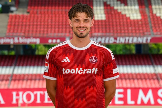 30.07.2026 - 1. FC Nürnberg FCN ( Club ) - 2. Fussball Bundesliga BL - Saison 2026 2027 - Fototermin Porträttermin Vorstellung Präsentation Pressetermin - - xwoxzix - Einzelbild Einzelfoto Portrait Porträt Kopfbild - Fynn Otto (20, 1. FC Nürnberg FCN ) *** July 30, 2026 1 FC Nuremberg FCN Club 2 Soccer Bundesliga BL 2026–2027 Season Photo Shoot Portrait Session Introduction Presentation Press Event xwoxzix Single Image Single Photo Portrait Headshot Fynn Otto, 20, 1 FC Nuremberg FCN