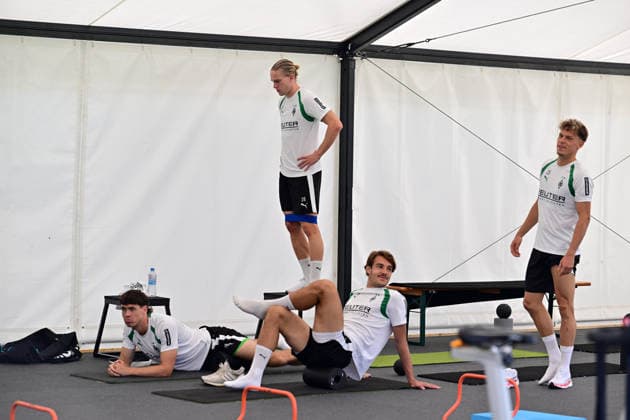 03.08.2026; Rottach-Egern; Fussball, Herren, Saison 2026 2027, Trainingslager Borussia Moenchengladbach Die Gladbacher im Athletikzelt v. li. Philipp Sander (Gladbach), Florian Neuhaus (Gladbach), David Herold (Gladbach), Robin Hack (Gladbach) DFL regulations prohibit any use of photographs as image sequences and or quasi-video. Stadion Am Birkenmoos Bayern Deutschland *** August 3, 2026 Rottach Egern Soccer, Men s, 2026–2027 season, Borussia Mönchengladbach training camp: The Gladbach players in the athletic training tent (from left): Philipp Sander (Gladbach), Florian Neuhaus (Gladbach), David Herold (Gladbach), Robin Hack (Gladbach). DFL regulations prohibit any use of photographs as image sequences and or quasi-video. Am Birkenmoos Stadium, Bavaria, Germany