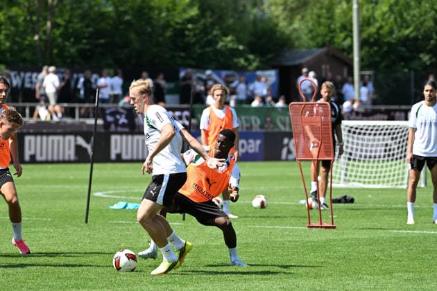03.08.2026; Rottach-Egern; Fussball, Herren, Saison 2026 2027, Trainingslager Borussia Moenchengladbach Zweikampf zwischen v. li. Isac Lidberg (Gladbach), Iaia Manco Danfa (Gladbach) DFL regulations prohibit any use of photographs as image sequences and or quasi-video. Stadion Am Birkenmoos Bayern Deutschland *** August 3, 2026 Rottach Egern Soccer, Men s, 2026–2027 season, Borussia Mönchengladbach training camp: Tackle between (from left) Isac Lidberg (Gladbach) and Iaia Manco Danfa (Gladbach). DFL regulations prohibit any use of photographs as image sequences and or quasi-video. Am Birkenmoos Stadium, Bavaria, Germany