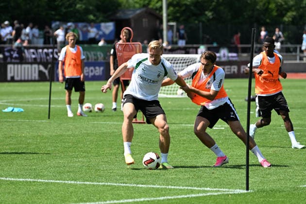03.08.2026; Rottach-Egern; Fussball, Herren, Saison 2026 2027, Trainingslager Borussia Moenchengladbach Zweikampf zwischen v. li. Isac Lidberg (Gladbach), Florian Neuhaus (Gladbach) DFL regulations prohibit any use of photographs as image sequences and or quasi-video. Stadion Am Birkenmoos Bayern Deutschland *** August 3, 2026 Rottach Egern Soccer, Men s, 2026–2027 season, Borussia Mönchengladbach training camp; tackle between (from left) Isac Lidberg (Gladbach) and Florian Neuhaus (Gladbach). DFL regulations prohibit any use of photographs as image sequences and or quasi-video. Am Birkenmoos Stadium, Bavaria, Germany