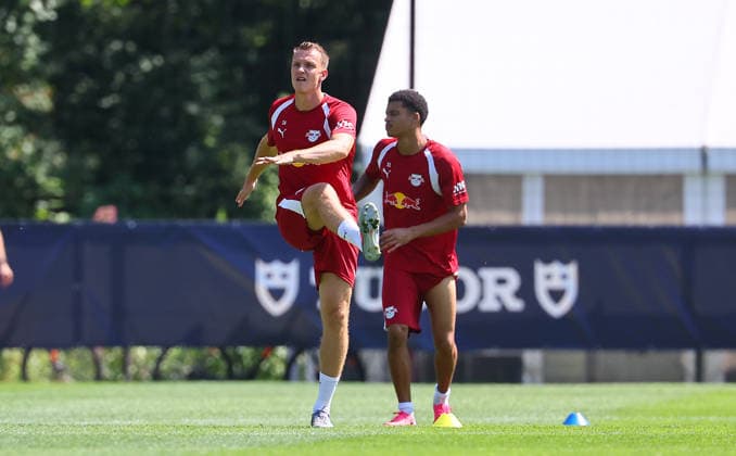 RB Leipzig - AUT Trainingslager Bundesliga Saalfelden, 03.08.2026, Gut Brandlhof, Fussball, Bundesliga, GER , RB Leipzig - Trainingslager in Saalfelden am Steinernen Meer AUT. , Im Bild: Lukas Klostermann (16, RB Leipzig) vor Ayodele Thomas (21, RB Leipzig) , *** RB Leipzig (AUT) Training Camp, Bundesliga, Saalfelden, August 3, 2026, Gut Brandlhof, Soccer, Bundesliga, GER, RB Leipzig training camp in Saalfelden am Steinernen Meer, AUT, Pictured: Lukas Klostermann, 16, RB Leipzig, in front of Ayodele Thomas, 21, RB Leipzig, Picture Point