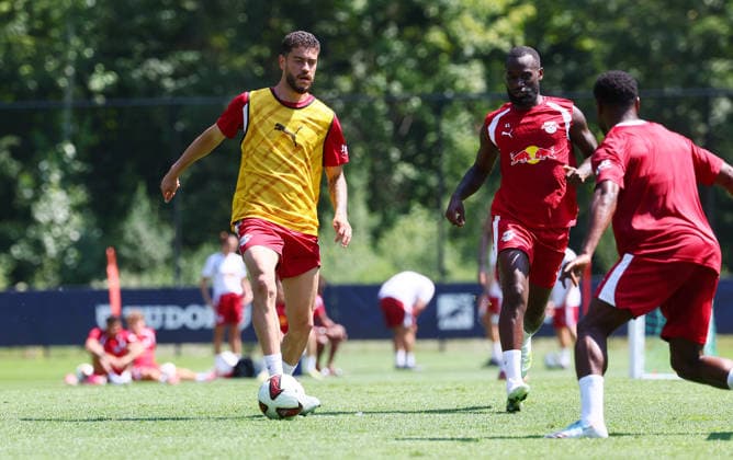 RB Leipzig - AUT Trainingslager Bundesliga Saalfelden, 03.08.2026, Gut Brandlhof, Fussball, Bundesliga, GER , RB Leipzig - Trainingslager in Saalfelden am Steinernen Meer AUT. , Im Bild v.l.: Romulo und Lutsharel Geertruida , *** RB Leipzig (AUT) Training Camp, Bundesliga, Saalfelden, August 3, 2026, Gut Brandlhof, Soccer, Bundesliga, GER, RB Leipzig Training Camp in Saalfelden am Steinernen Meer (AUT), Pictured from left: Romulo and Lutsharel Geertruida, Picture Point