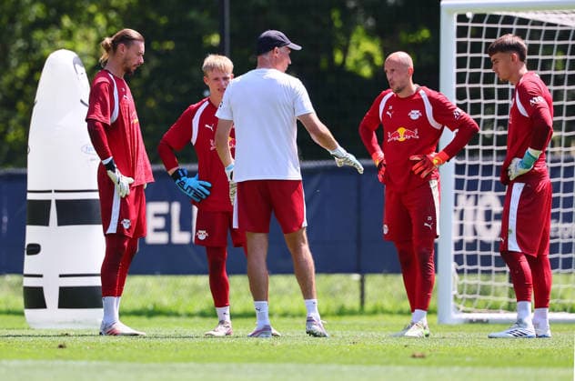 RB Leipzig - AUT Trainingslager Bundesliga Saalfelden, 03.08.2026, Gut Brandlhof, Fussball, Bundesliga, GER , RB Leipzig - Trainingslager in Saalfelden am Steinernen Meer AUT. , Im Bild v.l.: Torwart Maarten Vandevoordt, RB Nachwuchstorwart Elias Haehner Hähner, Torwarttrainer Frederik Gößling Goessling (RB Leipzig), Torwart Leopold Zingerle und Torwart Janos Kanyai , *** RB Leipzig AUT Training Camp Bundesliga Saalfelden, August 3, 2026, Gut Brandlhof, Soccer, Bundesliga, GER, RB Leipzig training camp in Saalfelden am Steinernen Meer, Austria. Pictured from left: goalkeeper Maarten Vandevoordt, RB youth goalkeeper Elias Haehner, goalkeeper coach Frederik Gößling (Goessling) of RB Leipzig, goalkeeper Leopold Zingerle, and goalkeeper Janos Kanyai, Picture Point
