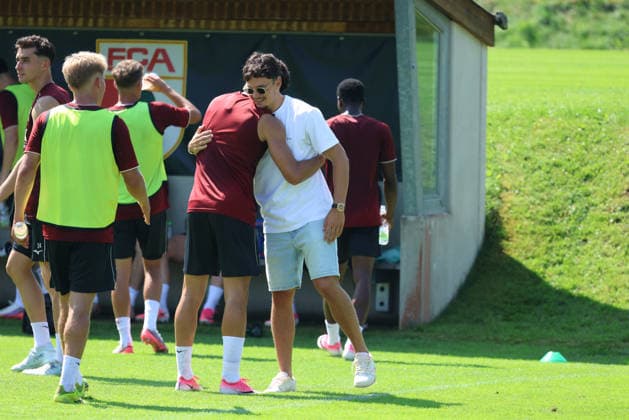 03.08.2026, GER, Fussball, Herren, FC Augsburg, 1. BL, Saison 2026 2027, Trainingslager, Rieder, Weltmeisterschaft, Schweiz FCA-Profi Fabian Rieder kommt im Trainingslager in Achenkirch an. Er wird von seinen Mannschaftskameraden begrüßt. Achenkirch *** August 3, 2026, GER, Soccer, Men s, FC Augsburg, 1st Bundesliga, 2026–2027 season, Training camp, Rieder, World Cup, Switzerland FCA pro Fabian Rieder arrives at the training camp in Achenkirch. He is greeted by his teammates. Achenkirch