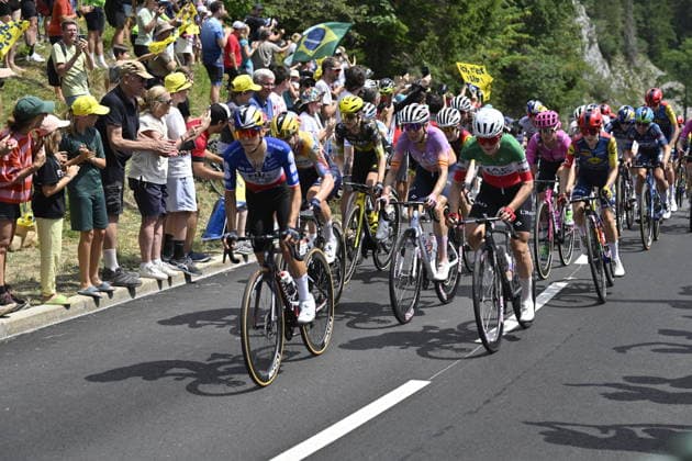03.08.2026 --- Col de la Faucille, Frankreich --- Radsport --- Tour De France Femmes --- 3. Etappe von Genf Passy nach Poligny --- --- Das Peloton am Col de la Faucille Tour De France Femmes stage 3 *** August 3, 2026 Col de la Faucille, France Cycling Tour de France Femmes Stage 3 from Geneva-Passy to Poligny The peloton on the Col de la Faucille Tour de France Femmes Stage 3