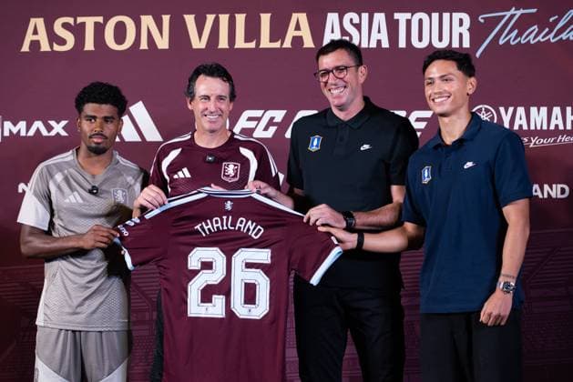 August 3, 2026, Pathum Thani, Thailand: (From L-R) Ian Maatsen, Aston Villa FC player, Unai Emery, Head coach of Aston Villa FC, Vladimir Vujovic, Head coach of BG Pathum United, and Patrik Gustavsson, BG Pathum United player, pose for a photo during a press conference, PK, Pressekonferenz .Aston Villa FC will play against BG Pathum United on August 4, 2026, as part of the Aston Villa Asia Tour at True BG Stadium in Pathum Thani, Thailand. Pathum Thani Thailand - ZUMAs197 20260803_aaa_s197_038 Copyright: xPeeraponxBoonyakiatx