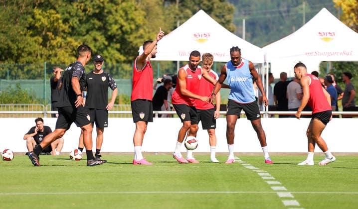 03.08.2026, Deutschland, Grassau, Fußball Bundesliga, Saison 2026 2027, Trainingslager VfB Stuttgart, v.l. Josha Vagnoman, Dan-Axel Zagadou *** August 3, 2026, Germany, Grassau, Bundesliga, 2026–2027 season, VfB Stuttgart training camp, from left: Josha Vagnoman, Dan Axel Zagadou