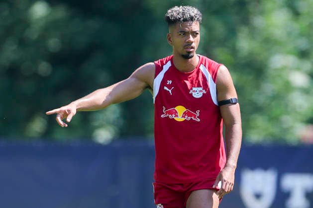 Benjamin Henrichs (RB Leipzig) gestikuliert, Tag 2, Trainingslager RB Leipzig, Gut Brandlhof am 03. August 2026 in Saalfelden, Oesterreich. (Foto von Marco Steinbrenner DeFodi Images) Benjamin Henrichs (RB Leipzig) gestures, Tag 2, Trainingslager RB Leipzig, Gut Brandlhof, August 3, 2026 in Saalfelden, Austria. (Photo by Marco Steinbrenner DeFodi Images) (Photo by Marco Steinbrenner DeFodi Images) - *** Benjamin Henrichs of RB Leipzig gesturing, Day 2, RB Leipzig training camp, Gut Brandlhof on August 3, 2026, in Saalfelden, Austria Photo by Marco Steinbrenner, DeFodi Images Benjamin Henrichs of RB Leipzig gestures, Day 2, RB Leipzig training camp, Gut Brandlhof, August 3, 2026, in Saalfelden, Austria Photo by Marco Steinbrenner, DeFodi Images Photo by Marco Steinbrenner, DeFodi Images