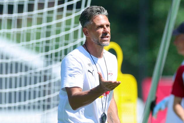 Trainer Martin Demichelis (RB Leipzig) gestikuliert, Tag 2, Trainingslager RB Leipzig, Gut Brandlhof am 03. August 2026 in Saalfelden, Oesterreich. (Foto von Marco Steinbrenner DeFodi Images) Trainer Martin Demichelis (RB Leipzig) gestures, Tag 2, Trainingslager RB Leipzig, Gut Brandlhof, August 3, 2026 in Saalfelden, Austria. (Photo by Marco Steinbrenner DeFodi Images) (Photo by Marco Steinbrenner DeFodi Images) - *** RB Leipzig Coach Martin Demichelis gesturing, Day 2, RB Leipzig training camp, Gut Brandlhof on August 3, 2026, in Saalfelden, Austria Photo by Marco Steinbrenner, DeFodi Images Coach Martin Demichelis of RB Leipzig gestures, Day 2, RB Leipzig training camp, Gut Brandlhof, August 3, 2026, in Saalfelden, Austria Photo by Marco Steinbrenner, DeFodi Images Photo by Marco Steinbrenner, DeFodi Images