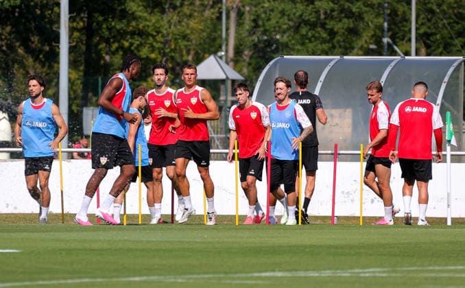 03.08.2026, Deutschland, Grassau, Fußball Bundesliga, Saison 2026 2027, Trainingslager VfB Stuttgart, v.l. Dan-Axel Zagadou, Atakan Karazor, Leo Sauer, Angelo Stiller *** August 3, 2026, Germany, Grassau, Bundesliga, 2026–2027 season, VfB Stuttgart training camp, from left: Dan Axel Zagadou, Atakan Karazor, Leo Sauer, Angelo Stiller