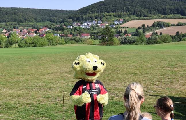 GER, Trainingslager Bayer 04 Leverkusen - Blankenhain 03.08.2026, Blankenhain, GER, Saison 2026 2027, 1.Bundesliga, Bayer 04 Leverkusen - Trainingslager im Bild das Maskottchen der Werkself in landschaftlicher Umgebung DFL regulations prohibit any use of photographs as image sequences and or quasi-video *** GER, Bayer 04 Leverkusen Training Camp in Blankenhain, August 3, 2026, Blankenhain, GER, 2026–2027 Season, Bundesliga 1, Bayer 04 Leverkusen Training Camp in Pictures: The Werkself Mascot in Scenic Surroundings. DFL regulations prohibit any use of photographs as image sequences and or quasi-video.
