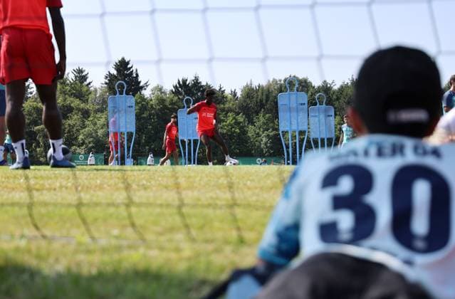 GER, Trainingslager Bayer 04 Leverkusen - Blankenhain 03.08.2026, Blankenhain, GER, Saison 2026 2027, 1.Bundesliga, Bayer 04 Leverkusen - Trainingslager im Bild Fans verfolgen den Trainingsbeginn durch ein Netz DFL regulations prohibit any use of photographs as image sequences and or quasi-video *** GER, Bayer 04 Leverkusen Training Camp in Blankenhain, August 3, 2026, Blankenhain, GER, 2026–2027 Season, Bundesliga 1, Bayer 04 Leverkusen Training Camp in Pictures: Fans watch the start of training through a net. DFL regulations prohibit any use of photographs as image sequences and or quasi-video.
