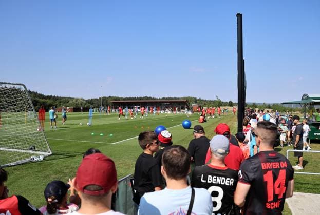 GER, Trainingslager Bayer 04 Leverkusen - Blankenhain 03.08.2026, Blankenhain, GER, Saison 2026 2027, 1.Bundesliga, Bayer 04 Leverkusen - Trainingslager im Bild viele Fans sind zum oeffentlichen Training gekommen DFL regulations prohibit any use of photographs as image sequences and or quasi-video *** GER, Bayer 04 Leverkusen Training Camp in Blankenhain, August 3, 2026, Blankenhain, GER, 2026–2027 Season, Bundesliga 1, Bayer 04 Leverkusen Training Camp in Pictures: Many Fans Attended the Open Practice. DFL regulations prohibit any use of photographs as image sequences and or quasi-video.