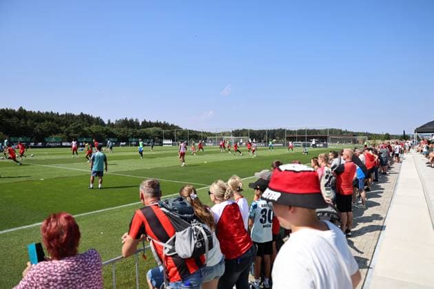 GER, Trainingslager Bayer 04 Leverkusen - Blankenhain 03.08.2026, Blankenhain, GER, Saison 2026 2027, 1.Bundesliga, Bayer 04 Leverkusen - Trainingslager im Bild viele Fans sind zum oeffentlichen Training gekommen DFL regulations prohibit any use of photographs as image sequences and or quasi-video *** GER, Bayer 04 Leverkusen Training Camp in Blankenhain, August 3, 2026, Blankenhain, GER, 2026–2027 Season, Bundesliga 1, Bayer 04 Leverkusen Training Camp in Pictures: Many Fans Attended the Open Practice. DFL regulations prohibit any use of photographs as image sequences and or quasi-video.