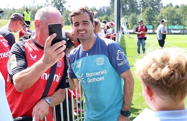 GER, Trainingslager Bayer 04 Leverkusen - Blankenhain 03.08.2026, Blankenhain, GER, Saison 2026 2027, 1.Bundesliga, Bayer 04 Leverkusen - Trainingslager im Bild Trainer Carles Martinez steht fuer Fanfotos bereit DFL regulations prohibit any use of photographs as image sequences and or quasi-video *** GER, Bayer 04 Leverkusen Training Camp in Blankenhain, August 3, 2026, Blankenhain, GER, 2026–2027 Season, Bundesliga 1, Bayer 04 Leverkusen Training Camp in Pictures: Coach Carles Martinez Poses for Fan Photos. DFL regulations prohibit any use of photographs as image sequences and or quasi-video.