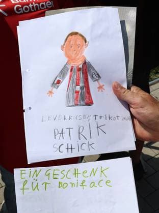 GER, Trainingslager Bayer 04 Leverkusen - Blankenhain 03.08.2026, Blankenhain, GER, Saison 2026 2027, 1.Bundesliga, Bayer 04 Leverkusen - Trainingslager im Bild ein Junge hat seinen Favorit Patrik Schick gezeichnet, um ihm dieses Bild zu schenken DFL regulations prohibit any use of photographs as image sequences and or quasi-video *** GER, Bayer 04 Leverkusen Training Camp in Blankenhain, August 3, 2026, Blankenhain, GER, 2026–2027 Season, Bundesliga 1, Bayer 04 Leverkusen Training Camp in Pictures: A boy drew his favorite player, Patrik Schick, to give him this picture. DFL regulations prohibit any use of photographs as image sequences and or quasi-video.