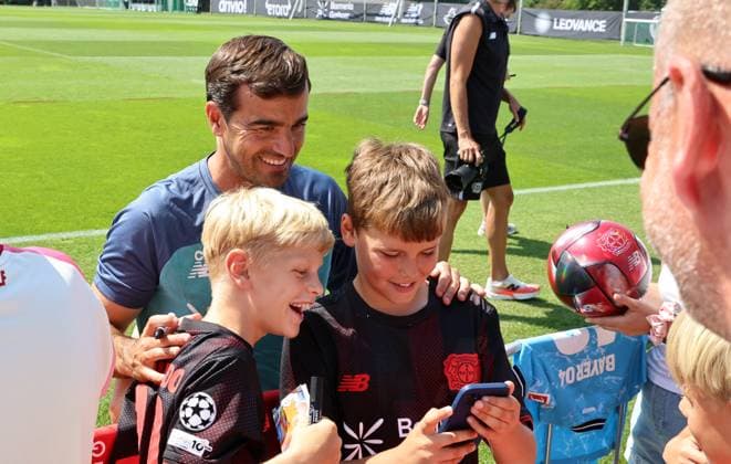 GER, Trainingslager Bayer 04 Leverkusen - Blankenhain 03.08.2026, Blankenhain, GER, Saison 2026 2027, 1.Bundesliga, Bayer 04 Leverkusen - Trainingslager im Bild Trainer Carles Martinez steht fuer Fotos mit den Fans bereit DFL regulations prohibit any use of photographs as image sequences and or quasi-video *** GER, Bayer 04 Leverkusen Training Camp in Blankenhain, August 3, 2026, Blankenhain, GER, 2026–2027 Season, Bundesliga 1, Bayer 04 Leverkusen Training Camp in Pictures: Coach Carles Martinez poses for photos with fans. DFL regulations prohibit any use of photographs as image sequences and or quasi-video.