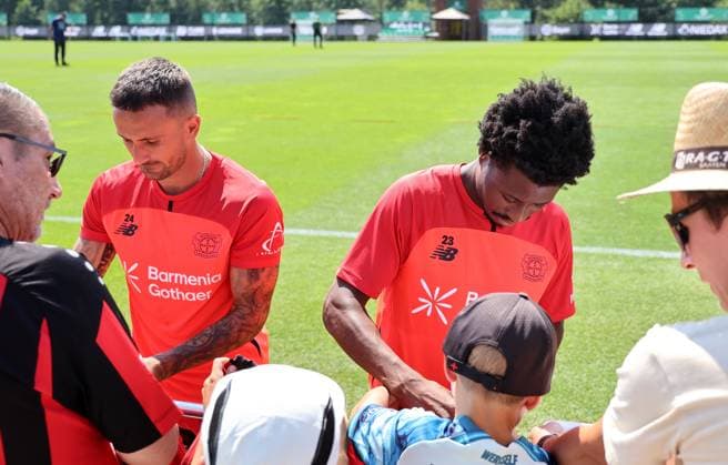 GER, Trainingslager Bayer 04 Leverkusen - Blankenhain 03.08.2026, Blankenhain, GER, Saison 2026 2027, 1.Bundesliga, Bayer 04 Leverkusen - Trainingslager im Bild Aleix Garcia und Nathan Tella schreiben Autogramme DFL regulations prohibit any use of photographs as image sequences and or quasi-video *** GER, Bayer 04 Leverkusen Training Camp in Blankenhain, August 3, 2026, Blankenhain, GER, 2026–2027 Season, Bundesliga 1, Bayer 04 Leverkusen Training Camp in Pictures: Aleix Garcia and Nathan Tella Sign Autographs. DFL regulations prohibit any use of photographs as image sequences and or quasi-video.