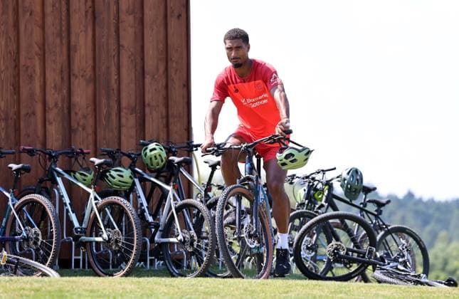 GER, Trainingslager Bayer 04 Leverkusen - Blankenhain 03.08.2026, Blankenhain, GER, Saison 2026 2027, 1.Bundesliga, Bayer 04 Leverkusen - Trainingslager im Bild Loic Bade mit dem Fahrrad DFL regulations prohibit any use of photographs as image sequences and or quasi-video *** GER, Bayer 04 Leverkusen Training Camp in Blankenhain, August 3, 2026, Blankenhain, GER, 2026–2027 Season, Bundesliga 1, Bayer 04 Leverkusen Training Camp in Pictures: Loic Bade on a Bicycle. DFL regulations prohibit any use of photographs as image sequences and or quasi-video.