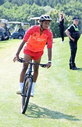 GER, Trainingslager Bayer 04 Leverkusen - Blankenhain 03.08.2026, Blankenhain, GER, Saison 2026 2027, 1.Bundesliga, Bayer 04 Leverkusen - Trainingslager im Bild Jeanuel Belocian mit dem Fahrrad DFL regulations prohibit any use of photographs as image sequences and or quasi-video *** GER, Bayer 04 Leverkusen Training Camp in Blankenhain, August 3, 2026, Blankenhain, GER, 2026–2027 Season, Bundesliga 1, Bayer 04 Leverkusen Training Camp in Pictures: Jeanuel Belocian on a Bicycle. DFL regulations prohibit any use of photographs as image sequences and or quasi-video.