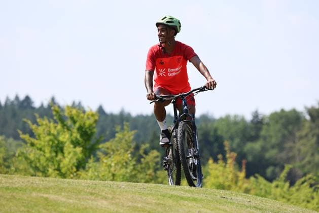 GER, Trainingslager Bayer 04 Leverkusen - Blankenhain 03.08.2026, Blankenhain, GER, Saison 2026 2027, 1.Bundesliga, Bayer 04 Leverkusen - Trainingslager im Bild Arthur mit dem Fahrrad DFL regulations prohibit any use of photographs as image sequences and or quasi-video *** GER, Bayer 04 Leverkusen Training Camp in Blankenhain, August 3, 2026, Blankenhain, GER, 2026–2027 Season, Bundesliga 1, Bayer 04 Leverkusen Training Camp: Photo of Arthur on a Bicycle. DFL regulations prohibit any use of photographs as image sequences and or quasi-video content.