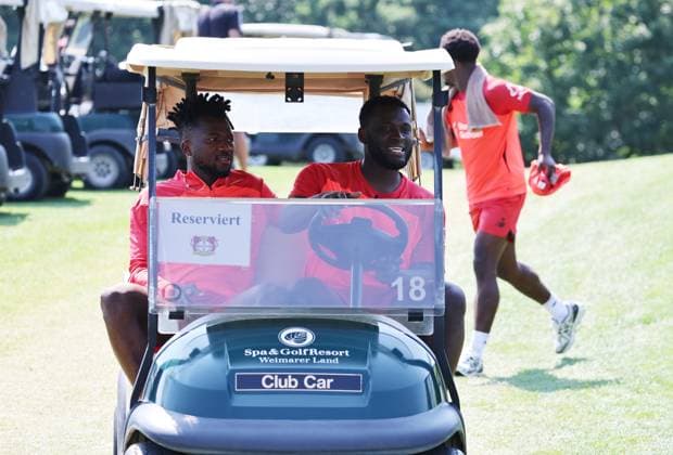 GER, Trainingslager Bayer 04 Leverkusen - Blankenhain 03.08.2026, Blankenhain, GER, Saison 2026 2027, 1.Bundesliga, Bayer 04 Leverkusen - Trainingslager im Bild Edmond Tapsoba und Victor Boniface mit dem Golf-Caddy DFL regulations prohibit any use of photographs as image sequences and or quasi-video *** GER, Bayer 04 Leverkusen Training Camp in Blankenhain, August 3, 2026, Blankenhain, GER, 2026–2027 Season, Bundesliga 1, Bayer 04 Leverkusen Training Camp in Pictures: Edmond Tapsoba and Victor Boniface with the golf caddy. DFL regulations prohibit any use of photographs as image sequences and or quasi-video.