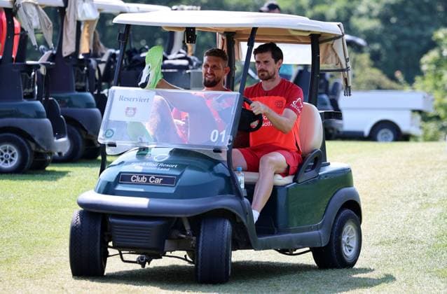 GER, Trainingslager Bayer 04 Leverkusen - Blankenhain 03.08.2026, Blankenhain, GER, Saison 2026 2027, 1.Bundesliga, Bayer 04 Leverkusen - Trainingslager im Bild Robert Andrich und Jonas Hofmann mit dem Golf-Caddy DFL regulations prohibit any use of photographs as image sequences and or quasi-video *** GER, Bayer 04 Leverkusen Training Camp in Blankenhain, August 3, 2026, Blankenhain, GER, 2026–2027 Season, Bundesliga 1, Bayer 04 Leverkusen Training Camp in Pictures: Robert Andrich and Jonas Hofmann with the Golf Caddy. DFL regulations prohibit any use of photographs as image sequences and or quasi-video.