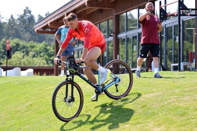 GER, Trainingslager Bayer 04 Leverkusen - Blankenhain 03.08.2026, Blankenhain, GER, Saison 2026 2027, 1.Bundesliga, Bayer 04 Leverkusen - Trainingslager im Bild Patrik Schick mit dem Fahrrad DFL regulations prohibit any use of photographs as image sequences and or quasi-video *** GER, Bayer 04 Leverkusen Training Camp in Blankenhain, August 3, 2026, Blankenhain, GER, 2026–2027 Season, Bundesliga 1, Bayer 04 Leverkusen Training Camp in Pictures: Patrik Schick on a Bicycle. DFL regulations prohibit any use of photographs as image sequences and or quasi-video.
