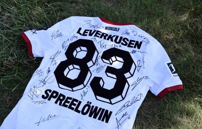 GER, Trainingslager Bayer 04 Leverkusen - Blankenhain 03.08.2026, Blankenhain, GER, Saison 2026 2027, 1.Bundesliga, Bayer 04 Leverkusen - Trainingslager im Bild ein Trikot mit den gesammelten Unterschriften DFL regulations prohibit any use of photographs as image sequences and or quasi-video *** GER, Bayer 04 Leverkusen Training Camp in Blankenhain, August 3, 2026, Blankenhain, GER, 2026–2027 Season, Bundesliga 1, Bayer 04 Leverkusen Training Camp: A Photo of a Jersey with Collected Autographs. DFL regulations prohibit any use of photographs as image sequences and or quasi-video content.