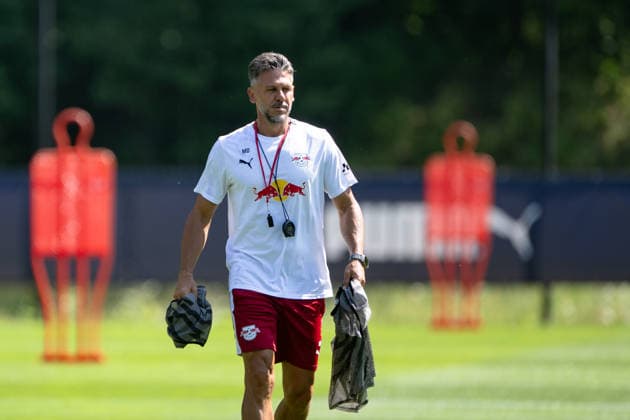 artin Demichelis (RB Leipzig, Trainer) legt selbst Hand an, RB Leipzig, Fussball, Trainingslager Austria, Saison Vorbereitung, Saison 2026 2027, GER, 03.08.2026, Eibner-Pressefoto Andreas Ulmer RB Leipzig, Fussball, Trainingslager Austria, Saison Vorbereitung, Saison 2026 2027, GER, 03.08.2026, *** Artin Demichelis, RB Leipzig, Coach Gets His Hands Dirty, RB Leipzig, Soccer, Training Camp in Austria, Preseason, 2026–2027 Season, GER, August 3, 2026, Eibner Press Photo: Andreas Ulmer, RB Leipzig, soccer, training camp in Austria, preseason, 2026–2027 season, GER, August 3, 2026, Copyright: xEibner-Pressefoto AndreasxUlmerx EP_AUR