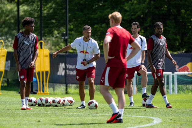 Martin Demichelis (RB Leipzig, Trainer) Mitte, gibt Anweisungen, RB Leipzig, Fussball, Trainingslager Austria, Saison Vorbereitung, Saison 2026 2027, GER, 03.08.2026, Eibner-Pressefoto Andreas Ulmer RB Leipzig, Fussball, Trainingslager Austria, Saison Vorbereitung, Saison 2026 2027, GER, 03.08.2026, *** Martin Demichelis, RB Leipzig coach (center), gives instructions; RB Leipzig, soccer, training camp in Austria, preseason, 2026–2027 season, GER, August 3, 2026, Eibner Press Photo Andreas Ulmer RB Leipzig, soccer, training camp in Austria, preseason, 2026–2027 season, GER, August 3, 2026, Copyright: xEibner-Pressefoto AndreasxUlmerx EP_AUR