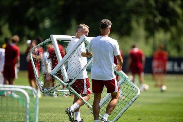 Martin Demichelis (RB Leipzig, Trainer), legt selbst Hand an, links neben ihm Jan Zimmermann, (RB Leipzig, Co Trainer), RB Leipzig, Fussball, Trainingslager Austria, Saison Vorbereitung, Saison 2026 2027, GER, 03.08.2026, Eibner-Pressefoto Andreas Ulmer RB Leipzig, Fussball, Trainingslager Austria, Saison Vorbereitung, Saison 2026 2027, GER, 03.08.2026, *** Martin Demichelis, head coach of RB Leipzig, gets his hands dirty; to his left is Jan Zimmermann, assistant coach of RB Leipzig; RB Leipzig, soccer, training camp in Austria, preseason, 2026–2027 season, GER, August 3, 2026, Eibner Press Photo: Andreas Ulmer, RB Leipzig, soccer, training camp in Austria, preseason, 2026–2027 season, GER, August 3, 2026, Copyright: xEibner-Pressefoto AndreasxUlmerx EP_AUR