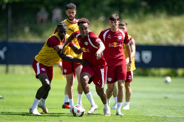 taktisches Umschaltspiel, mit Assan Ouedraogo (RB Leipzig, 08), Mitte am Ball gegen Ezechiel Banzuzi (RB Leipzig, 06) RB Leipzig, Fussball, Trainingslager Austria, Saison Vorbereitung, Saison 2026 2027, GER, 03.08.2026, Eibner-Pressefoto Andreas Ulmer RB Leipzig, Fussball, Trainingslager Austria, Saison Vorbereitung, Saison 2026 2027, GER, 03.08.2026, *** Tactical transition play, with Assan Ouedraogo (RB Leipzig, 08) in the center with the ball against Ezechiel Banzuzi (RB Leipzig, 06); RB Leipzig, soccer, training camp in Austria, preseason, 2026–2027 season, GER, August 3, 2026, Eibner press photo by Andreas Ulmer, RB Leipzig, soccer, training camp in Austria, preseason, 2026–2027 season, GER, August 3, 2026, Copyright: xEibner-Pressefoto AndreasxUlmerx EP_AUR