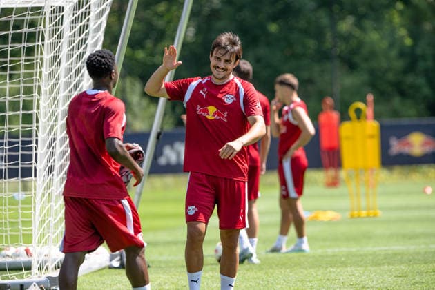 gute Stimmung im Team hier Eljif Elmas (RB Leipzig, 19), rechts, RB Leipzig, Fussball, Trainingslager Austria, Saison Vorbereitung, Saison 2026 2027, GER, 03.08.2026, Eibner-Pressefoto Andreas Ulmer RB Leipzig, Fussball, Trainingslager Austria, Saison Vorbereitung, Saison 2026 2027, GER, 03.08.2026, *** Great team spirit here: Eljif Elmas (RB Leipzig, 19), on the right; RB Leipzig, soccer, training camp in Austria, preseason, 2026–2027 season, GER, August 3, 2026, Eibner Press Photo: Andreas Ulmer, RB Leipzig, soccer, training camp in Austria, preseason, 2026–2027 season, GER, August 3, 2026, Copyright: xEibner-Pressefoto AndreasxUlmerx EP_AUR