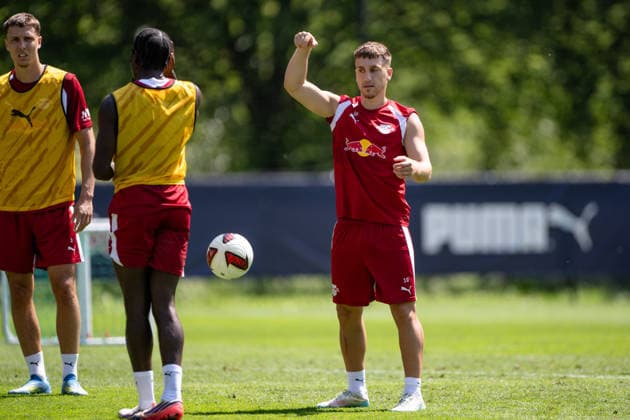 Brajan Gruda (RB Leipzig, 10), wechselt gerade die Sportart und wirft den Ball, RB Leipzig, Fussball, Trainingslager Austria, Saison Vorbereitung, Saison 2026 2027, GER, 03.08.2026, Eibner-Pressefoto Andreas Ulmer RB Leipzig, Fussball, Trainingslager Austria, Saison Vorbereitung, Saison 2026 2027, GER, 03.08.2026, *** Brajan Gruda (RB Leipzig, 10) is switching sports and throwing the ball; RB Leipzig, soccer, training camp in Austria, preseason, 2026–2027 season, GER, August 3, 2026, Eibner Press Photo by Andreas Ulmer, RB Leipzig, soccer, training camp in Austria, preseason, 2026–2027 season, GER, August 3, 2026, Copyright: xEibner-Pressefoto AndreasxUlmerx EP_AUR