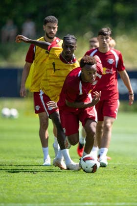 taktisches Umschaltspiel, mit Assan Ouedraogo (RB Leipzig, 08), Mitte am Ball gegen Ezechiel Banzuzi (RB Leipzig, 06) RB Leipzig, Fussball, Trainingslager Austria, Saison Vorbereitung, Saison 2026 2027, GER, 03.08.2026, Eibner-Pressefoto Andreas Ulmer RB Leipzig, Fussball, Trainingslager Austria, Saison Vorbereitung, Saison 2026 2027, GER, 03.08.2026, *** Tactical transition play, with Assan Ouedraogo (RB Leipzig, 08) in the center with the ball against Ezechiel Banzuzi (RB Leipzig, 06); RB Leipzig, soccer, training camp in Austria, preseason, 2026–2027 season, GER, August 3, 2026, Eibner press photo by Andreas Ulmer, RB Leipzig, soccer, training camp in Austria, preseason, 2026–2027 season, GER, August 3, 2026, Copyright: xEibner-Pressefoto AndreasxUlmerx EP_AUR