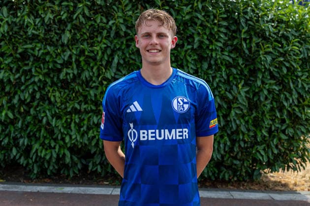 03.08.2026, Porträttermin 2026 2027 beim FC Schake 04, 1. Bundesliga, , Luca Vozar (FC Schalke 04). Gelsenkirchen Veltins Arena NRW Deutschland xRHR-FOTO DEx *** August 3, 2026, Photo shoot for the 2026–2027 season at FC Schalke 04, Bundesliga 1, , Luca Vozar, FC Schalke 04, Gelsenkirchen, Veltins Arena, North Rhine-Westphalia, Germany, xRHR, PHOTO, DEx Copyright: DennisxEwert RHR-FOTOx RHR-FOTO DE