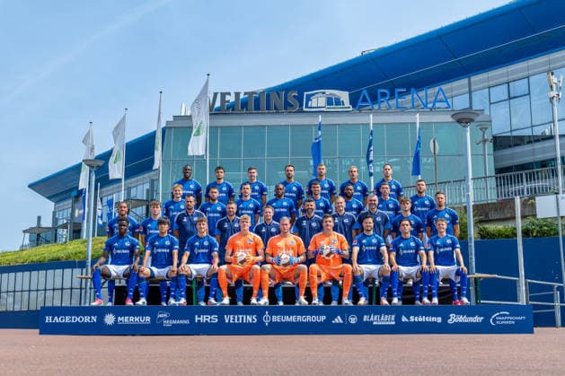 03.08.2026, Porträttermin 2026 2027 beim FC Schake 04, 1. Bundesliga, Mannschaftsfoto, hi. Reihe 1 v. l. Bryan Lasme (FC Schalke 04), Mertcan Ayhan (FC Schalke 04), Maximilian Wöber (FC Schalke 04). Kenan Karaman (FC Schalke 04), Edin Dzeko (FC Schalke 04), Timo Becker (FC Schalke 04), Nikola Katic (FC Schalke 04), hi. Reihe 2 v. l. Finn Porath (FC Schalke 04), Adil Aouchiche (FC Schalke 04), Ron Schallenberg (FC Schalke 04), Junior Adamu (FC Schalke 04), Dejan Ljubicic (FC Schalke 04), Moussa Sylla (FC Schalke 04), Robin Gosens (FC Schalke 04), Hasan Kurucay (FC Schalke 04), mi. Reihe v. l. Anton Donkor (FC Schalke 04), Max Grüger (FC Schalke 04), Athletik-Trainer Alexander Storck (FC Schalke 04), Co-Trainer Tim Hoogland (FC Schalke 04), Co-Trainer Eddie Lattimore (FC Schalke 04), Trainer Miron Muslic (FC Schalke 04), Co-Trainer Adin Osmanbasic (FC Schalke 04), Torwarttrainer Volkan Ünlü (FC Schalke 04), Dylan Leonard (FC Schalke 04), Janik Bachmann (FC Schalke 04), vo. Reihe v. l. Christian Gomis (FC Schalke 04), Satoshi Tanaka (FC Schalke 04), Vitalie Becker (FC Schalke 04), Torwart Johannes Siebeking (FC Schalke 04), Torwart Loris Karius (FC Schalke 04), Torwart Kevin Müller (FC Schalke 04), Adrian Gantenbein (FC Schalke 04), Soufiane El-Faouzi (FC Schalke 04), Luca Vozar (FC Schalke 04). Gelsenkirchen Veltins Arena NRW Deutschland xRHR-FOTO DEx *** August 3, 2026, 2026–2027 team photo session at FC Schalke 04, Bundesliga 1, team photo, bottom row, 1st from left: Bryan Lasme (FC Schalke 04), Mertcan Ayhan (FC Schalke 04), Maximilian Wöber (FC Schalke 04), Kenan Karaman (FC Schalke 04), Edin Dzeko (FC Schalke 04), Timo Becker (FC Schalke 04), Nikola Katic (FC Schalke 04), back row 2, from left: Finn Porath (FC Schalke 04), Adil Aouchiche (FC Schalke 04), Ron Schallenberg, FC Schalke 04; Junior Adamu, FC Schalke 04; Dejan Ljubicic, FC Schalke 04; Moussa Sylla, FC Schalke 04; Robin Gosens, FC Schalke 04; Hasan Kurucay, FC Schalke 04; center row, from left: Anton Donkor, FC Schalke 04; Max Grüger, FC Schalke 04; Strength and Conditioning Coach Alexander Storck, FC Schalke 04; Assistant Coach Tim Hoogland, FC Schalke 04; Assistant Coach Eddie Lattimore, FC Schalke 04; Head Coach Miron Muslic, FC Schalke 04; Assistant Coach Adin Osmanbasic, FC Schalke 04; Goalkeeper Coach Volkan Ünlü, FC Schalke 04; Dylan Leonard, FC Schalke 04; Janik Bachmann, FC Schalke 04; from left to right: Christian Gomis, FC Schalke 04; Satoshi Tanaka, FC Schalke 04; Vitalie Becker, FC Schalke 04; goalkeeper Johannes Siebeking, FC Schalke 04; goalkeeper Loris Karius, FC Schalke 04; Goalkeeper Kevin Müller, FC Schalke 04; Adrian Gantenbein, FC Schalke 04; Soufiane El Faouzi, FC Schalke 04; Luca Vozar, FC Schalke 04; Gelsenkirchen, Veltins Arena, North Rhine-Westphalia, Germany; xRHR; PHOTO: DEx Copyright: DennisxEwert RHR-FOTOx RHR-FOTO DE