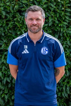 03.08.2026, Porträttermin 2026 2027 beim FC Schake 04, 1. Bundesliga, , Co-Trainer Tim Hoogland (FC Schalke 04). Gelsenkirchen Veltins Arena NRW Deutschland xRHR-FOTO DEx *** August 3, 2026, Photo shoot for the 2026–2027 season at FC Schalke 04, Bundesliga 1, , Assistant Coach Tim Hoogland, FC Schalke 04, Gelsenkirchen, Veltins Arena, North Rhine-Westphalia, Germany xRHR FOTO DEx Copyright: DennisxEwert RHR-FOTOx RHR-FOTO DE