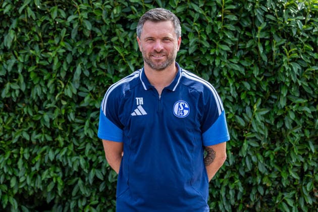 03.08.2026, Porträttermin 2026 2027 beim FC Schake 04, 1. Bundesliga, , Co-Trainer Tim Hoogland (FC Schalke 04). Gelsenkirchen Veltins Arena NRW Deutschland xRHR-FOTO DEx *** August 3, 2026, Photo shoot for the 2026–2027 season at FC Schalke 04, Bundesliga 1, , Assistant Coach Tim Hoogland, FC Schalke 04, Gelsenkirchen, Veltins Arena, North Rhine-Westphalia, Germany xRHR FOTO DEx Copyright: DennisxEwert RHR-FOTOx RHR-FOTO DE