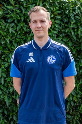 03.08.2026, Porträttermin 2026 2027 beim FC Schake 04, 1. Bundesliga, , Co-Trainer Adin Osmanbasic (FC Schalke 04). Gelsenkirchen Veltins Arena NRW Deutschland xRHR-FOTO DEx *** August 3, 2026, Photo shoot for the 2026–2027 season at FC Schalke 04, Bundesliga 1, , Assistant Coach Adin Osmanbasic, FC Schalke 04, Gelsenkirchen, Veltins Arena, North Rhine-Westphalia, Germany, xRHR FOTO DEx Copyright: DennisxEwert RHR-FOTOx RHR-FOTO DE