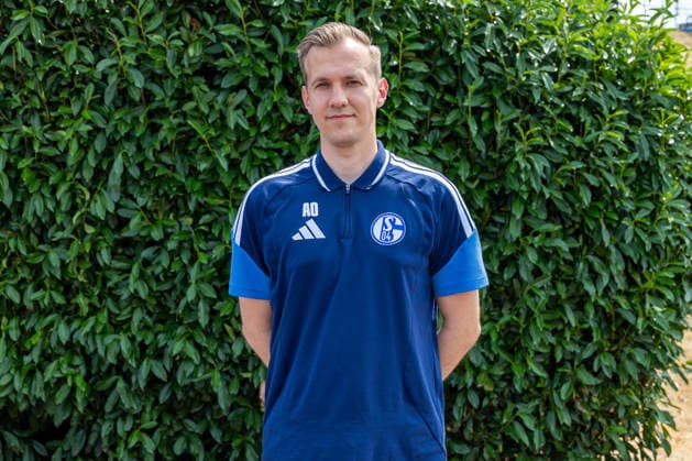 03.08.2026, Porträttermin 2026 2027 beim FC Schake 04, 1. Bundesliga, , Co-Trainer Adin Osmanbasic (FC Schalke 04). Gelsenkirchen Veltins Arena NRW Deutschland xRHR-FOTO DEx *** August 3, 2026, Photo shoot for the 2026–2027 season at FC Schalke 04, Bundesliga 1, , Assistant Coach Adin Osmanbasic, FC Schalke 04, Gelsenkirchen, Veltins Arena, North Rhine-Westphalia, Germany, xRHR FOTO DEx Copyright: DennisxEwert RHR-FOTOx RHR-FOTO DE