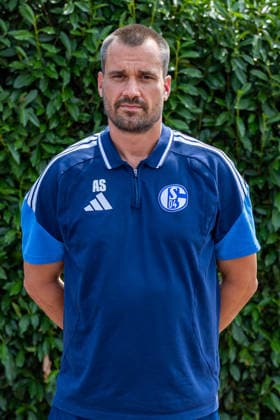 03.08.2026, Porträttermin 2026 2027 beim FC Schake 04, 1. Bundesliga, , Athletik-Trainer Alexander Storck (FC Schalke 04). Gelsenkirchen Veltins Arena NRW Deutschland xRHR-FOTO DEx *** August 3, 2026, 2026–2027 portrait session at FC Schalke 04, Bundesliga 1, , athletic trainer Alexander Storck, FC Schalke 04, Gelsenkirchen, Veltins Arena, North Rhine-Westphalia, Germany, xRHR FOTO DEx Copyright: DennisxEwert RHR-FOTOx RHR-FOTO DE