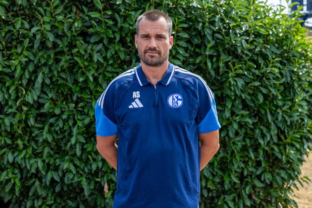 03.08.2026, Porträttermin 2026 2027 beim FC Schake 04, 1. Bundesliga, , Athletik-Trainer Alexander Storck (FC Schalke 04). Gelsenkirchen Veltins Arena NRW Deutschland xRHR-FOTO DEx *** August 3, 2026, 2026–2027 portrait session at FC Schalke 04, Bundesliga 1, , athletic trainer Alexander Storck, FC Schalke 04, Gelsenkirchen, Veltins Arena, North Rhine-Westphalia, Germany, xRHR FOTO DEx Copyright: DennisxEwert RHR-FOTOx RHR-FOTO DE