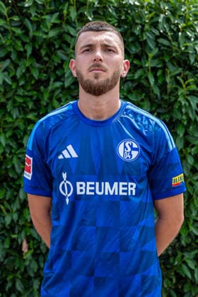 03.08.2026, Porträttermin 2026 2027 beim FC Schake 04, 1. Bundesliga, , Hasan Kurucay (FC Schalke 04). Gelsenkirchen Veltins Arena NRW Deutschland xRHR-FOTO DEx *** August 3, 2026, Photo shoot for the 2026–2027 season at FC Schalke 04, Bundesliga 1, , Hasan Kurucay, FC Schalke 04, Gelsenkirchen, Veltins Arena, North Rhine-Westphalia, Germany, xRHR, PHOTO DEx Copyright: DennisxEwert RHR-FOTOx RHR-FOTO DE