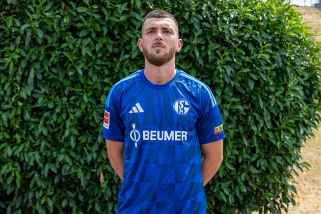 03.08.2026, Porträttermin 2026 2027 beim FC Schake 04, 1. Bundesliga, , Hasan Kurucay (FC Schalke 04). Gelsenkirchen Veltins Arena NRW Deutschland xRHR-FOTO DEx *** August 3, 2026, Photo shoot for the 2026–2027 season at FC Schalke 04, Bundesliga 1, , Hasan Kurucay, FC Schalke 04, Gelsenkirchen, Veltins Arena, North Rhine-Westphalia, Germany, xRHR, PHOTO DEx Copyright: DennisxEwert RHR-FOTOx RHR-FOTO DE