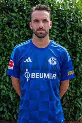 03.08.2026, Porträttermin 2026 2027 beim FC Schake 04, 1. Bundesliga, , Kenan Karaman (FC Schalke 04). Gelsenkirchen Veltins Arena NRW Deutschland xRHR-FOTO DEx *** August 3, 2026, Photo shoot for the 2026–2027 season at FC Schalke 04, Bundesliga 1, , Kenan Karaman, FC Schalke 04, Gelsenkirchen, Veltins Arena, North Rhine-Westphalia, Germany, xRHR, PHOTO, DEx Copyright: DennisxEwert RHR-FOTOx RHR-FOTO DE
