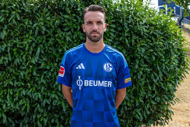 03.08.2026, Porträttermin 2026 2027 beim FC Schake 04, 1. Bundesliga, , Kenan Karaman (FC Schalke 04). Gelsenkirchen Veltins Arena NRW Deutschland xRHR-FOTO DEx *** August 3, 2026, Photo shoot for the 2026–2027 season at FC Schalke 04, Bundesliga 1, , Kenan Karaman, FC Schalke 04, Gelsenkirchen, Veltins Arena, North Rhine-Westphalia, Germany, xRHR, PHOTO, DEx Copyright: DennisxEwert RHR-FOTOx RHR-FOTO DE